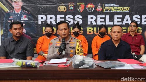 Konferensi pers kasus pembunuhan pria bertato oleh tiga wanita di Mapolres Buleleng, Kamis (13/2/2025). (Foto: Made Wijaya Kusuma/detikBali)
