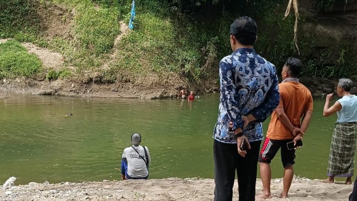 Korban Aldo (15) yang tenggelam usai hendak mengambil ikan dievakuasi.