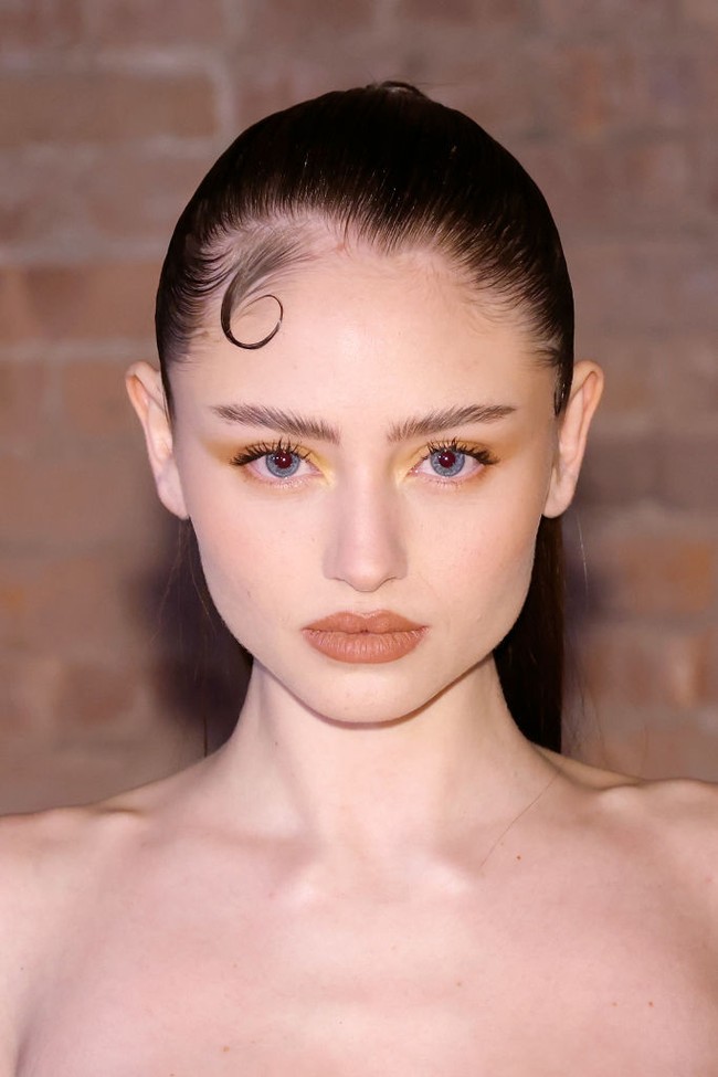 Leni Klum merupakan putri kandung Heidi Klum dengan pengusaha tajir Flavio Briatore. Heidi memilih berpisah dari Flavio saat tahu pria tersebut berselingkuh. Heidi Klum mulai pacaran dengan Seal saat tengah hamil Leni. Sosok Seal lah yang hadir dari mulai Leni Klum baru lahir hingga kini berusia 20 tahun dan berkarier di dunia modelling. Seal diketahui mengadopsi Leni sebagai anaknya. Foto: WireImage/Taylor Hill