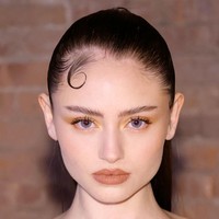 Leni Klum merupakan putri kandung Heidi Klum dengan pengusaha tajir Flavio Briatore. Heidi memilih berpisah dari Flavio saat tahu pria tersebut berselingkuh. Heidi Klum mulai pacaran dengan Seal saat tengah hamil Leni. Sosok Seal lah yang hadir dari mulai Leni Klum baru lahir hingga kini berusia 20 tahun dan berkarier di dunia modelling. Seal diketahui mengadopsi Leni sebagai anaknya. Foto: WireImage/Taylor Hill