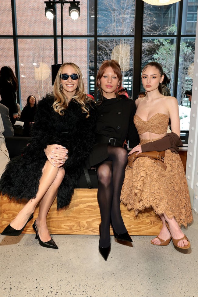 Leni Klum yang duduk di front row fashion show Michael Kors berama sosialita Harley Viera-Newton dan Ivy Getty tampil memesona dengan riasan nuansa nude gelap. Rambutnya ditatas gaya sleek ke belakang dengan sedikit ikal di dahi. Foto: Dimitrios Kambouris/Getty Images for Michael Kors