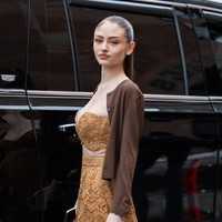 Saat hadir di fashion show Michael Kors, Leni Klum tak didampingi sang ibu, Heidi Klum. Dia tampak datang sendirian saat tiba di lokasi fashion show yang digelar di Terminal Warehouse, New York. Foto: Getty Images/Christian Vierig