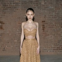 Leni Klum menjadi salah satu tamu undangan yang duduk di kursi depan alias front row fashion show koleksi fall/winter 2025 dari Michael Kors. Fashion show ini digelar pada Selasa (11/2/2025) dalam rangkaian New York Fashion Week. Foto: Evan Agostini/Invision/AP/Evan Agostini