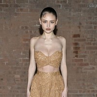 Gaya Leni Klum di front row fashion show Michael Kors mencuri atensi. Dia mengenakan atasan brandeu atau bralette tanpa tali yang senada dengan roknya dalam warna cokelat muda. Foto: Evan Agostini/Invision/AP/Evan Agostini