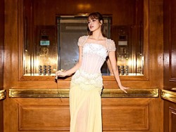 Tren Busana Kuning Mentega di Red Carpet, Dipakai Lisa hingga Ariana Grande