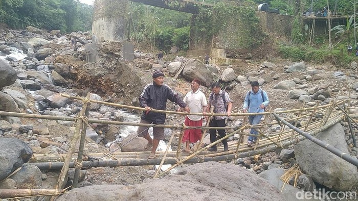Suasana warga yang menyeberang di Jembatan Jimat II, Kayupuring, Petungkriyono, Pekalongan, Kamis (13/2/2025).