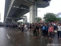 Eksekusi Ruko di Makassar Ricuh, Warga Blokade Jalan-Lempari Polisi