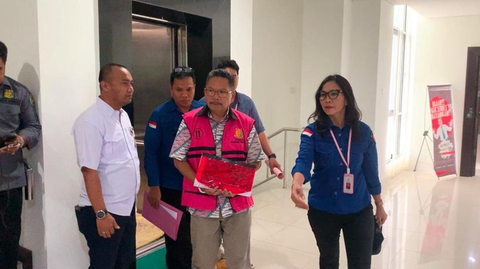 Mantan Sekda NTB Rosyadi Husaenie Sayuti jadi tersangka kasus korupsi pemanfaatan lahan NCC, Kamis (13/2/2025).