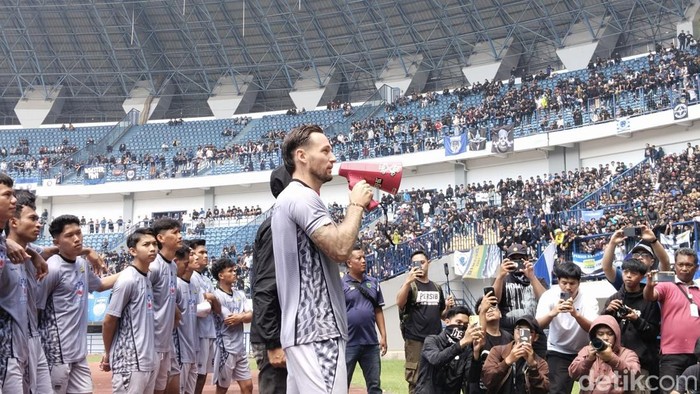 Marc Klok di depan ribuan bobotoh di Stadion GBLA.