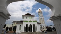 Pekerja mengecat bangunan Masjid Jami Baiturrahim di kawasan pesisir Desa Ulee Lheue, Kecamatan Meuraxa, Banda Aceh, Aceh, Kamis (13/2/2025).