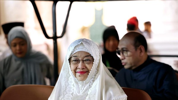 Megawati dan Keluarga Umroh hingga Ziarah Makam Nabi Muhammad