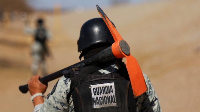 Meksiko Kerahkan Ribuan Tentara untuk Cari Terowongan Migran Ilegal Members of Mexico's National Guard search for illegal tunnels near the border with the U.S., as part of the Mexican government's response to U.S. President Donald Trump's demand to crack down on immigration and drug smuggling, in Ciudad Juarez, Mexico, February 11, 2025. REUTERS/Jose Luis Gonzalez