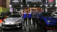 Keisuke Hashimoto, Overseas Sales & Marketing Department, Subaru Tecnica International, Takuto Iguchi, Pembalap Subaru SuperGT, Arie Christopher, Chief Executive Officer, Subaru Indonesia dan Shunsuke Sawada, Manager Asia Business Department, Subaru Corporation Japan saat pembukaan IIMS di JIEXPO Kemayoran, Jakarta, Kamis (13/2/2025). 