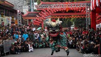 Seperti tak kenal lelah, masyarakat di sana dengan setia menunggu setiap penampil yang ikut berparade di perayaan Cap Go Meh ini.