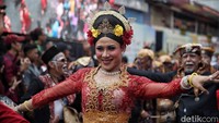 Tari-tarian dari berbagai wilayah Indonesia turut menyemarakkan perayaan Cap Go Meh.
