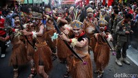Panitia pelaksana menyuguhkan parade Liong dan barongsai, marching band, tarian hingga ogoh-ogoh.