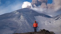 Gunung Etna merupakan gunung berapi aktif tertinggi di Eropa yang berlokasi di pesisir timur Sisilia, Italia.