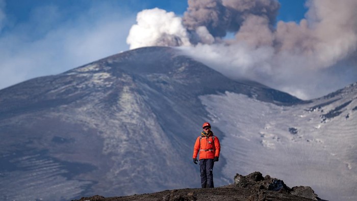 Volcanic steam rises from Mount Etna, Italy, February 12, 2025. REUTERS/Etna Walk/Giuseppe Di Stefano