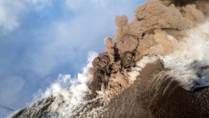 Mengenal Gunung Berapi Tertinggi di Eropa yang Kembali Erupsi Volcanic steam rises from Mount Etna, Italy, February 12, 2025. REUTERS/Etna Walk/Giuseppe Di Stefano