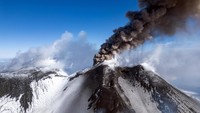 Abu vulkanik mengepul dari Gunung Etna, Italia, Kamis (13/2/2025).