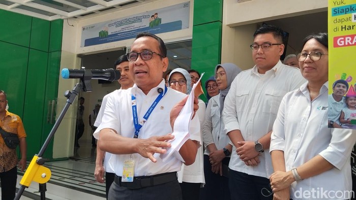 Menko Pratikno ikut cek kesehatan gratis di Puskesmas Gambir. (Maulana/detikcom)