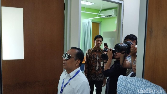Menko Pratikno ikut cek kesehatan gratis di Puskesmas Gambir. (Maulana/detikcom)