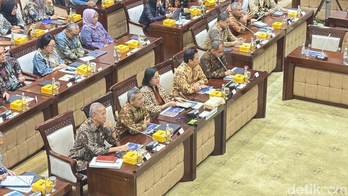 Menteri Keuangan Sri Mulyani Indrawati Rapat di DPR, Kamis (13/2/2025).