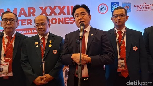 Menteri Koordinator Bidang Hukum, HAM, Imigrasi, dan Pemasyarakatan, Yusril Ihza Mahendra (tiga dari kiri), seusai membuka Muktamar ke-32 IDI di Mataram, NTB, Kamis (13/2/2025). (Foto: Nathea Citra/detikBali)