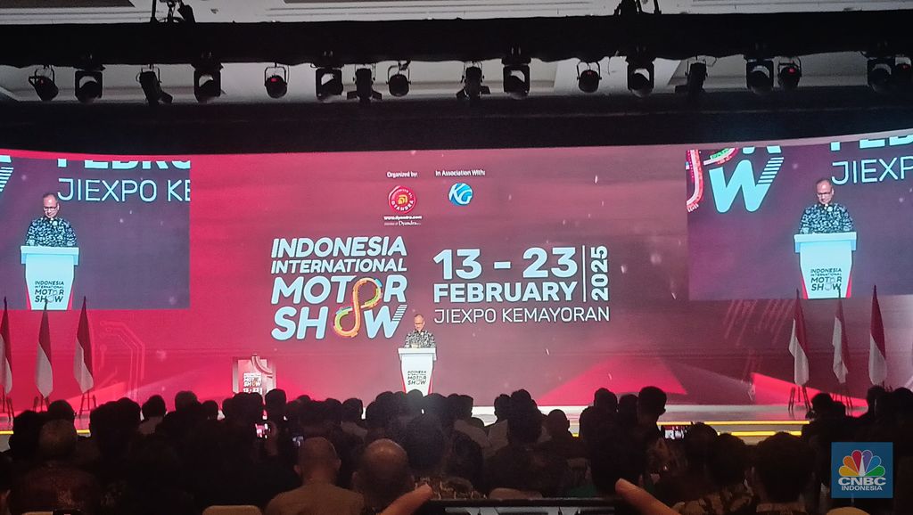 Menteri Perindustrian Agus Gumiwang Kartasasmita membuka ajang Indonesia International Motor Show (IIMS) 2025 yang berlangsung di Ji-Expo Kemayoran, Kamis (13/2/2025). (վ/Ferry Sandi)