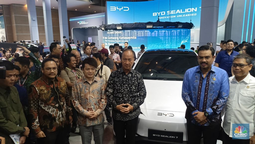 Menteri Perindustrian Agus Gumiwang Kartasasmita membuka ajang Indonesia International Motor Show (IIMS) 2025 yang berlangsung di Ji-Expo Kemayoran, Kamis (13/2/2025). (CNBC Indonesia/Ferry Sandi)