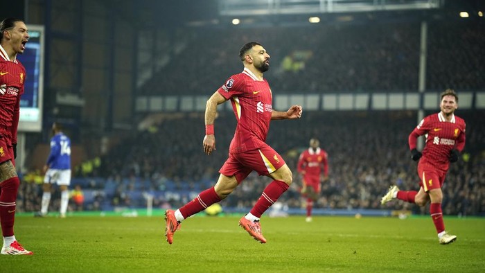 Liverpools Mohamed Salah, centre, celebrates after scoring his sides second goal during the English Premier League soccer match between Everton and Liverpool, Liverpool, England, Wednesday, Feb.12, 2025. (AP Photo/Dave Thompson)