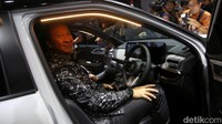 Menteri Perindustrian Agus Gumiwang Kartasasmita mencoba mobil Mitsubishi Xforce Ultimate DS saat pembukaan Indonesia International Motor Show, Jiexpo Kemayoran, Jakarta, Kamis (13/2/2025). 