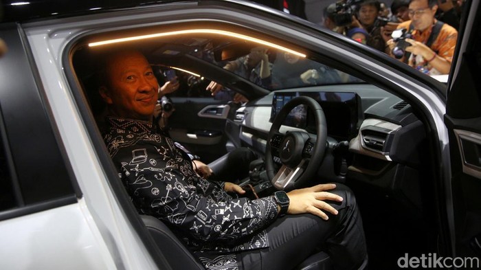 Momen Menteri Perindustrian Jajal Mobil Mitsubishi di IIMS 2025 Mitsubishi turut meramaikan Indonesia International Motor Show (IIMS) 2025. Menteri Perindustrian Agus Gumiwang Kartasasmita turut menjajal mobil Mitsubishi.