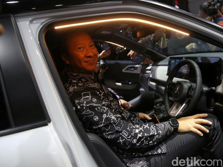 Momen Menteri Perindustrian Jajal Mobil Mitsubishi di IIMS 2025