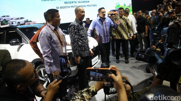 Mitsubishi turut meramaikan Indonesia International Motor Show (IIMS) 2025. Menteri Perindustrian Agus Gumiwang Kartasasmita turut menjajal mobil Mitsubishi.