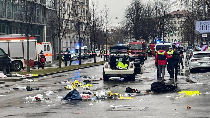Ngeri! Mobil Tabrak Kerumunan di Munich Jerman, Belasan Orang Terluka Police walks past a car which drove into a crowd in Munich, Germany, February 13, 2025, injuring several people. REUTERS/Wolfgang Rattay
