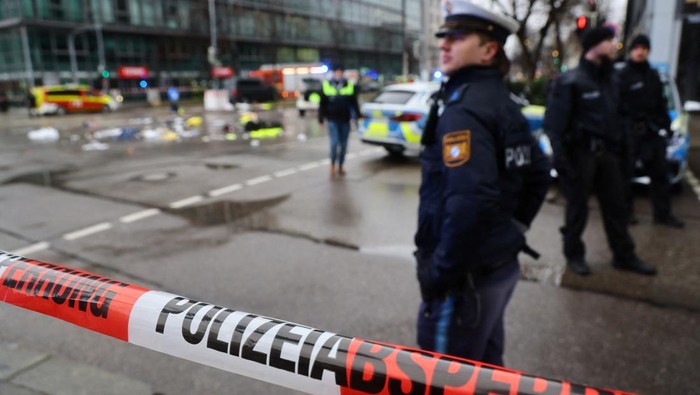 Police walks past a car which drove into a crowd in Munich, Germany, February 13, 2025, injuring several people.    REUTERS/Wolfgang Rattay