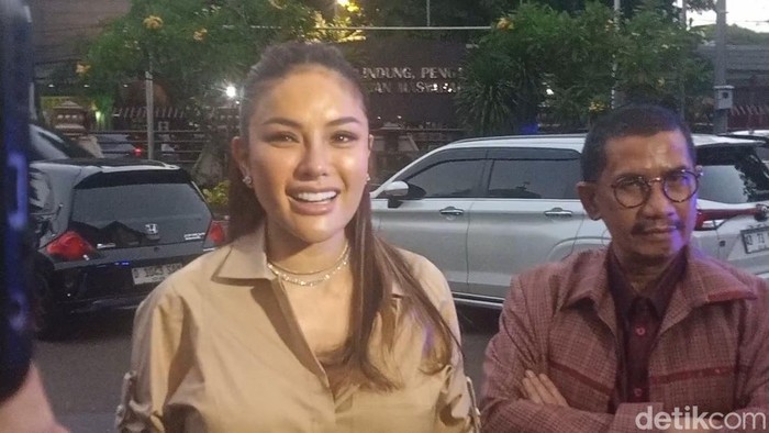 Nikita Mirzani dan pengacaranya, Fahmi saat ditemui di Polres Jakarta Selatan.