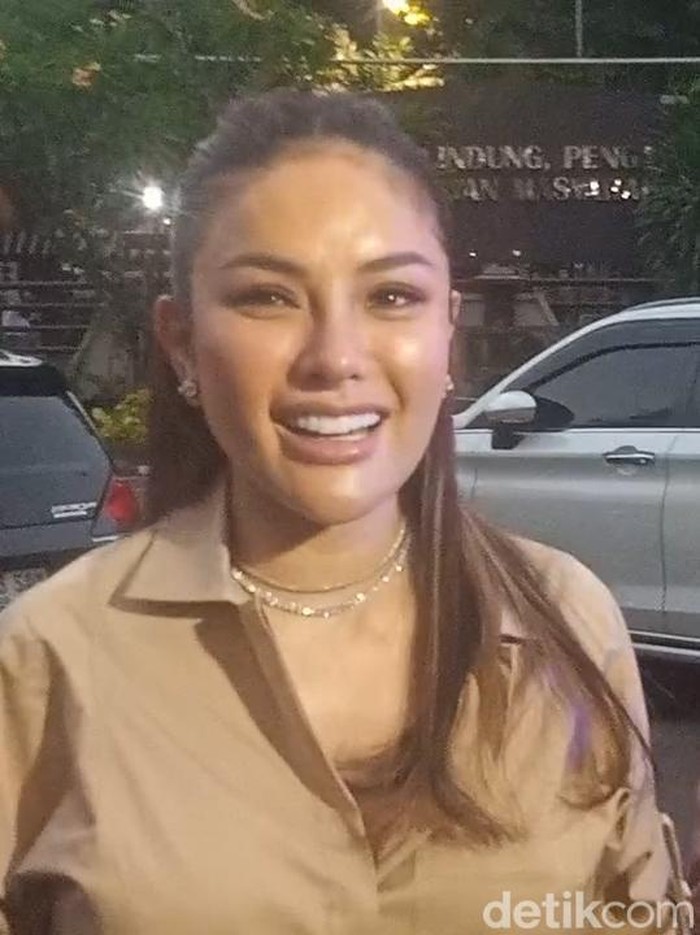 Nikita Mirzani dan pengacaranya, Fahmi saat ditemui di Polres Jakarta Selatan.