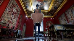 Pameran Louvre Couture Hadirkan Seni dan Mode yang Memukau