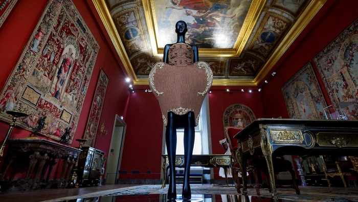 Museum Louvre memamerkan busana haute couture di samping benda-benda bersejarah.