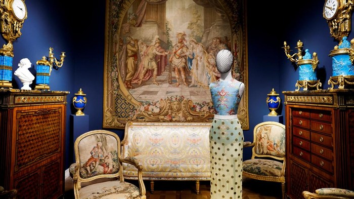 Museum Louvre memamerkan busana haute couture di samping benda-benda bersejarah.