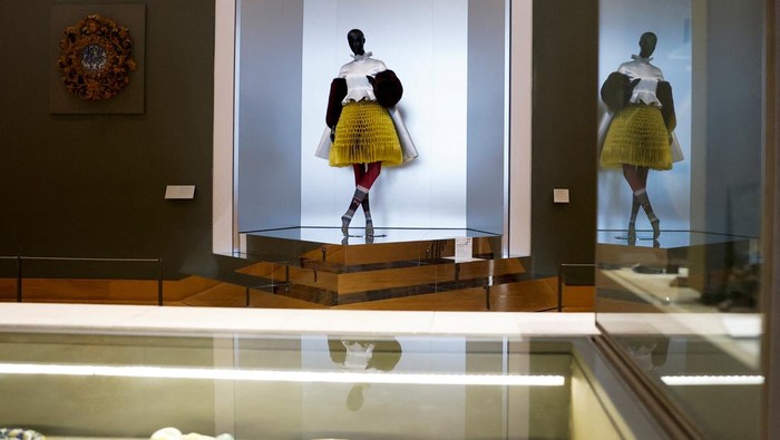 Museum Louvre memamerkan busana haute couture di samping benda-benda bersejarah.