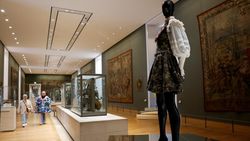 Pameran Louvre Couture Hadirkan Seni dan Mode yang Memukau