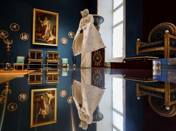 Pameran Louvre Couture Hadirkan Seni dan Mode yang Memukau