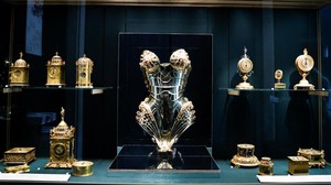 Gaun yang dirancang Thierry Mugler untuk rumah mode Mugler dari koleksi siap pakai F/W 1995-1996 dipamerkan di pameran Louvre Couture.