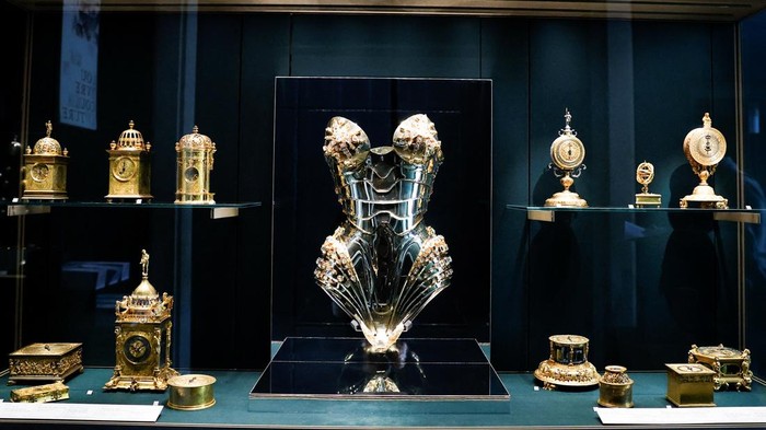 Museum Louvre memamerkan busana haute couture di samping benda-benda bersejarah.