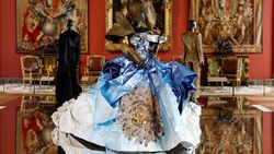 Pameran Louvre Couture Hadirkan Seni dan Mode yang Memukau