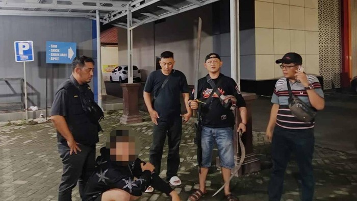 Pelajar ditangkap saa akan tawuran dan rusak mobil polisi