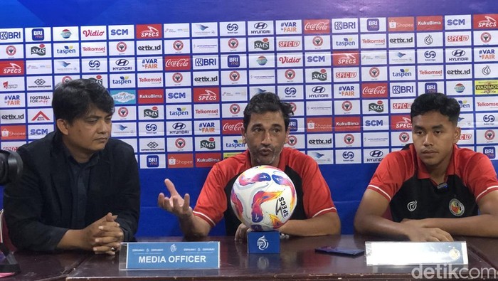 Pelatih kepala Semen Padang FC Eduardo Almeida dan pemainnya Gala Pagamo saat jumpa pers dengan awak media (dok. M. Afdal Afrianto/detikSumut).